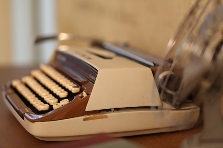 typewriter-109060_960_720